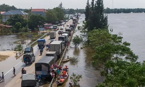 Quốc lộ 1 ùn tắc vì dòng xe chở hàng cứu trợ